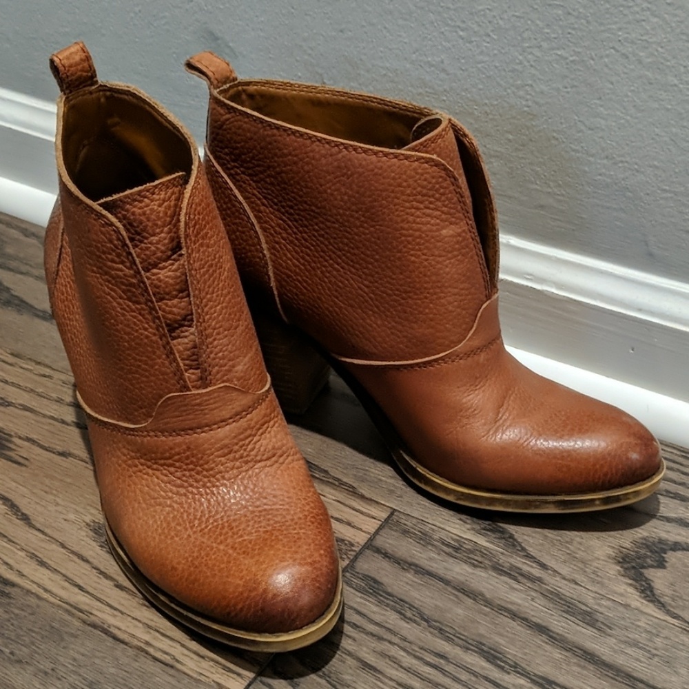 Lucky Brand Ehllen leather booties, size 8
